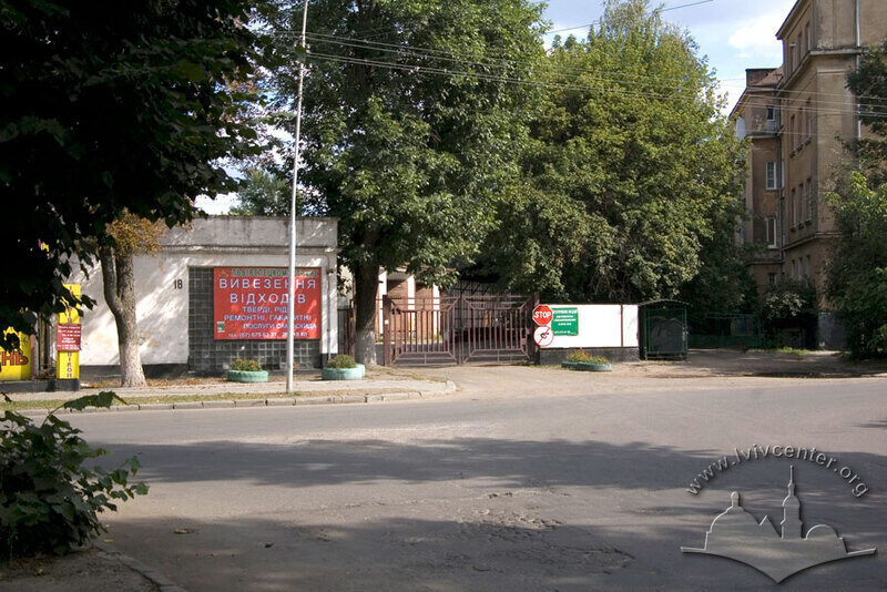 Vul. Zhovkivska, 18. Entrance to the former City cleaning plant