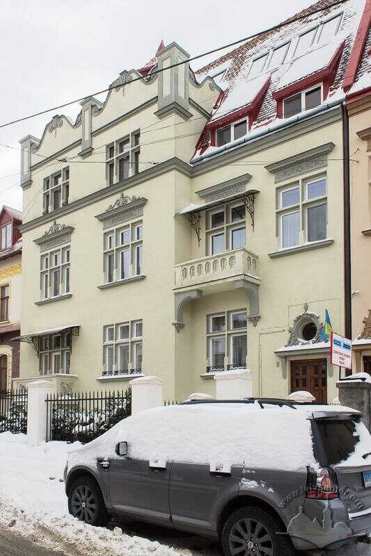 Вул. Барвінських, 8