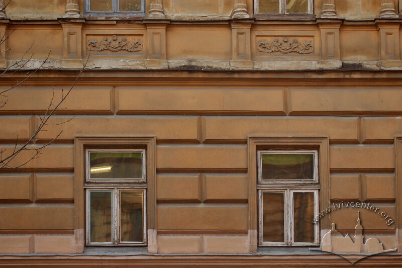 Вул. Пекарська, 9. Вікна 1-го поверху