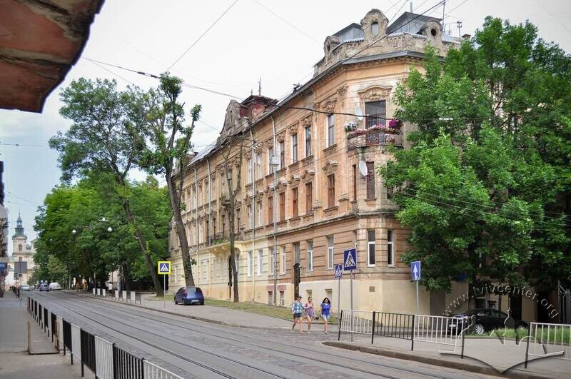 Північний торець кварталу, складаться із трьох будівель: вул. Нечуя-Левицького, 23 і вул. Генерала Чупринки, 7 та 9.