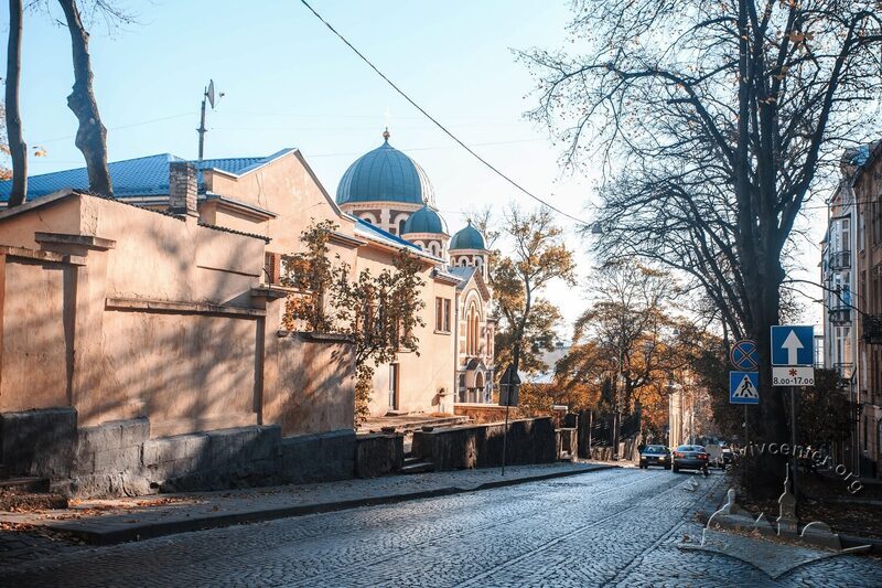 Вигляд вниз по вул. Короленка. Зліва – будинок №1а, збудований як будинок засідань розміщеного поруч монастиря капуцинів, тепер тут російський культурний центр
