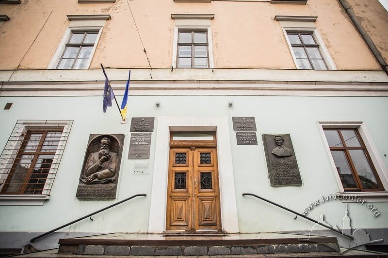 Вул. Грушевського, 4. Головний вхід до будинку