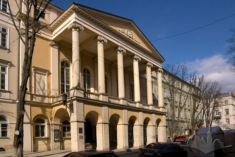 Вул. Л. Українки, 1. Центральний ризаліт та портик головного входу до будинку.