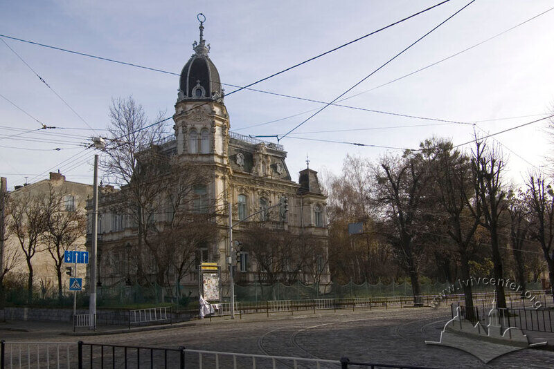 Вул. Коновальця, 47. Загальний вигляд колишньої вілли із заходу