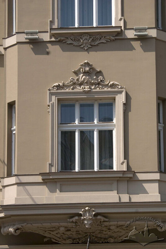 Просп. Шевченка, 28. Фрагмент еркера в рівні 2-го поверху