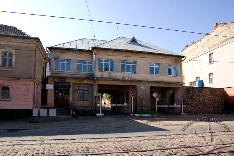 Вул. Хмельницького, 88. Вхід на територію хлібокомбінату