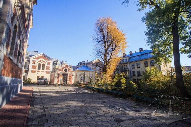 Вул. Короленка, 3. Подвір'я з південного боку церкви. Справа – будинок школи-інтернату на вул. Короленка, 7