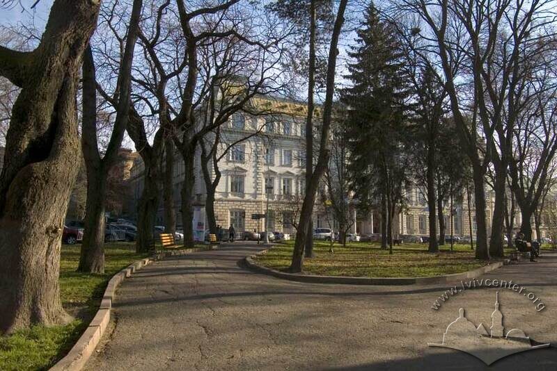 Вул. Винниченка, 18. Вид із заходу. На першому плані - алеї кол. Губернаторських Валів