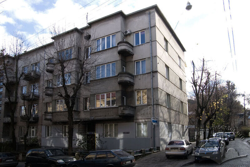 Вул. Дорошенка, 49. Загальний вигляд з вулиці