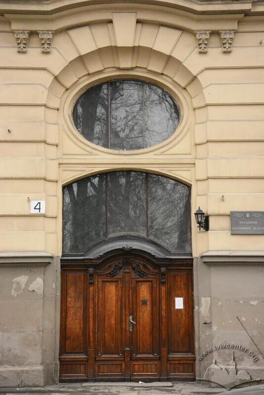 Вул. Матейка, 4. Головний вхід до будинку