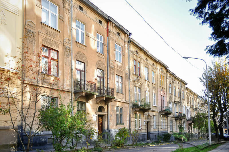 Забудова парного боку вул. Кравчука. З лівого краю – будинок №12