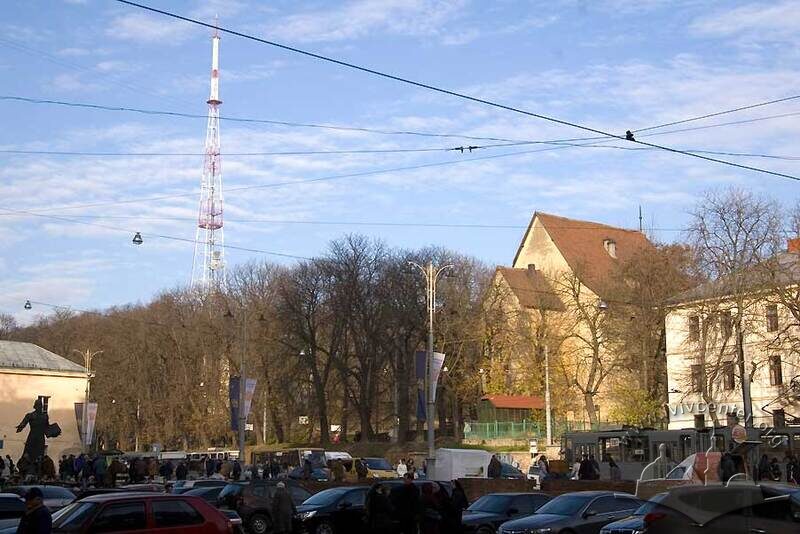 Північний відрізок алей вул. Підвальної – Винниченка. На дальньому плані – Замкова гора.