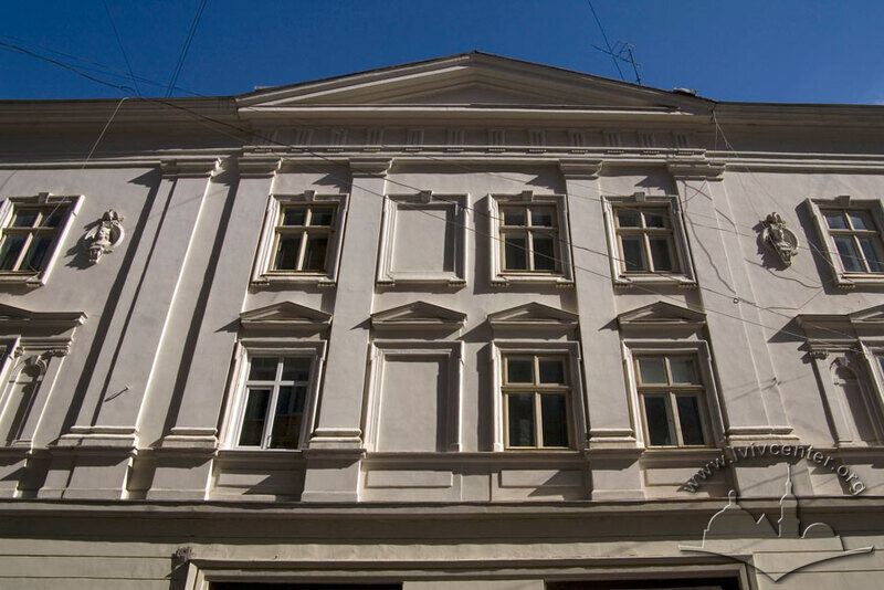 Пл. Катедральна, 7. Фрагмент фасаду з боку вул. Театральної