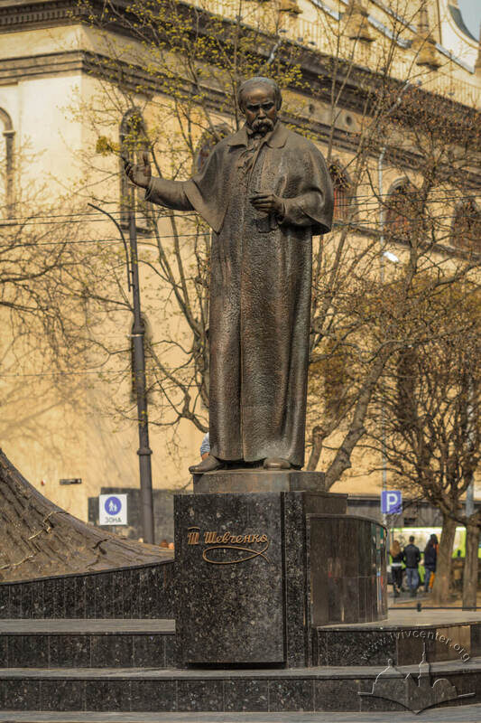 Пам'ятник Тарасові Шевченку на просп. Свободи. На тлі – костел єзуїтів