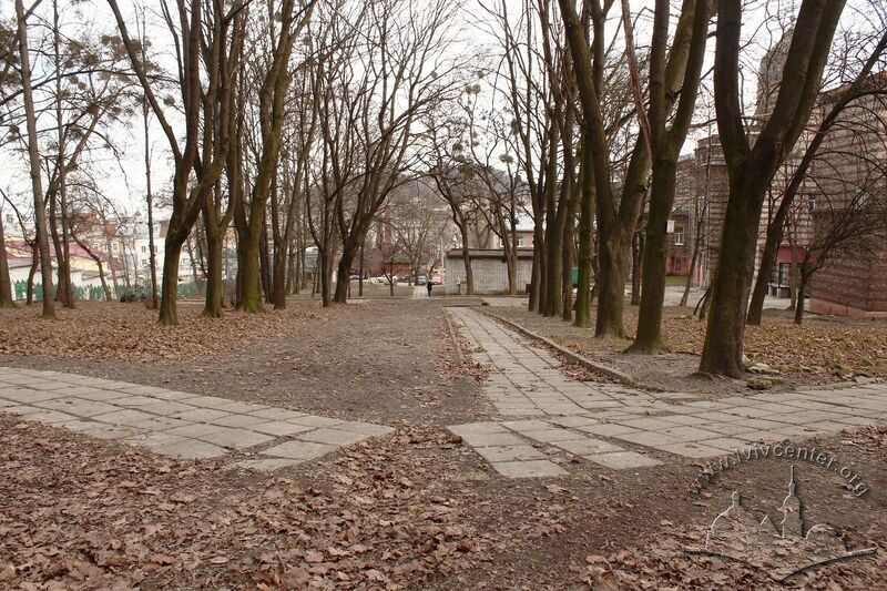 Подвір'я колишнього шпиталю, вид у бік Високого замку