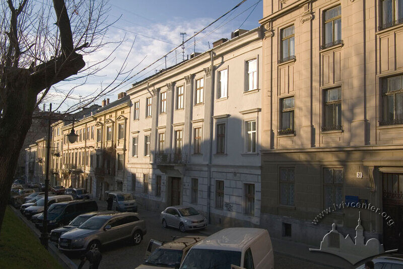 Вул. Валова, 29. Будинок в оточуючій рядовій забудові вулиці