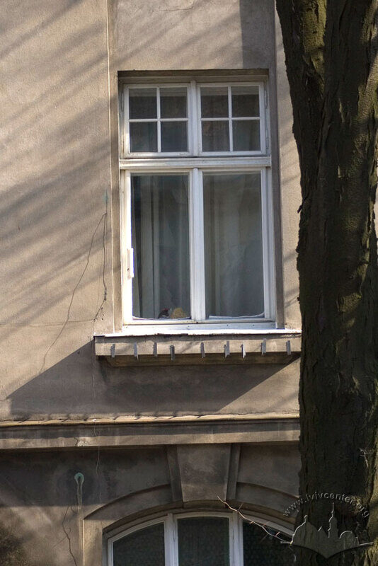 Вул. Котляревського, 15. Вікно 2-го поверху