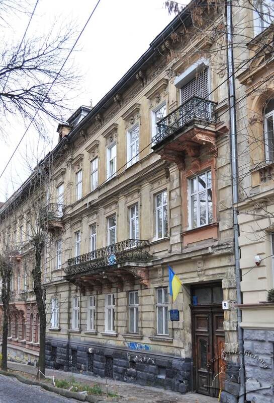 Вул. Крушельницької, 9. Головний фасад будинку