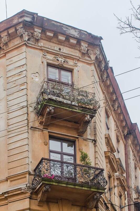 Вул. Лисенка, 2. Наріжник будинку