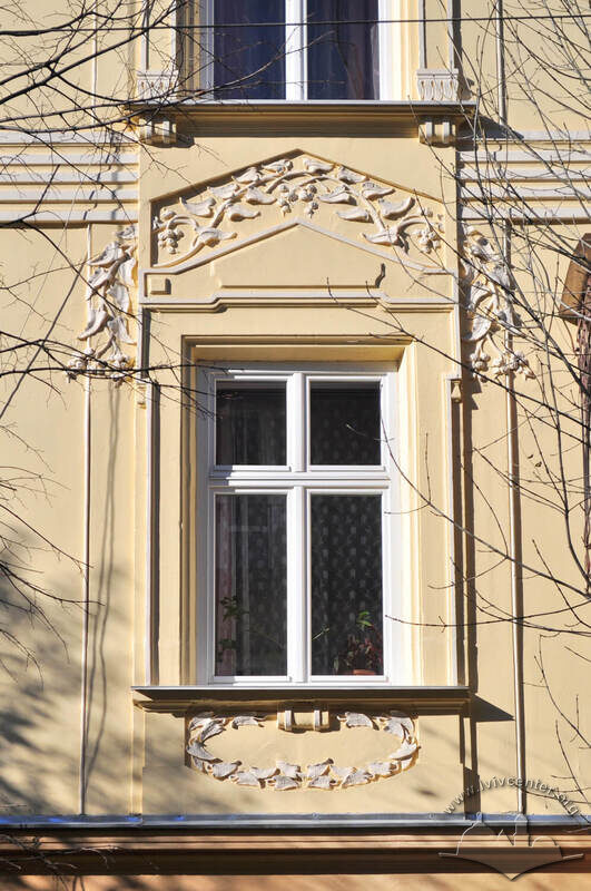 Вул. Кравчука, 14. Вікно 2-го поверху