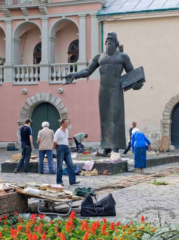 Пам'ятник Іванові Федорову на вул. Підвальній. На тлі – будинок кол. Королівського арсеналу