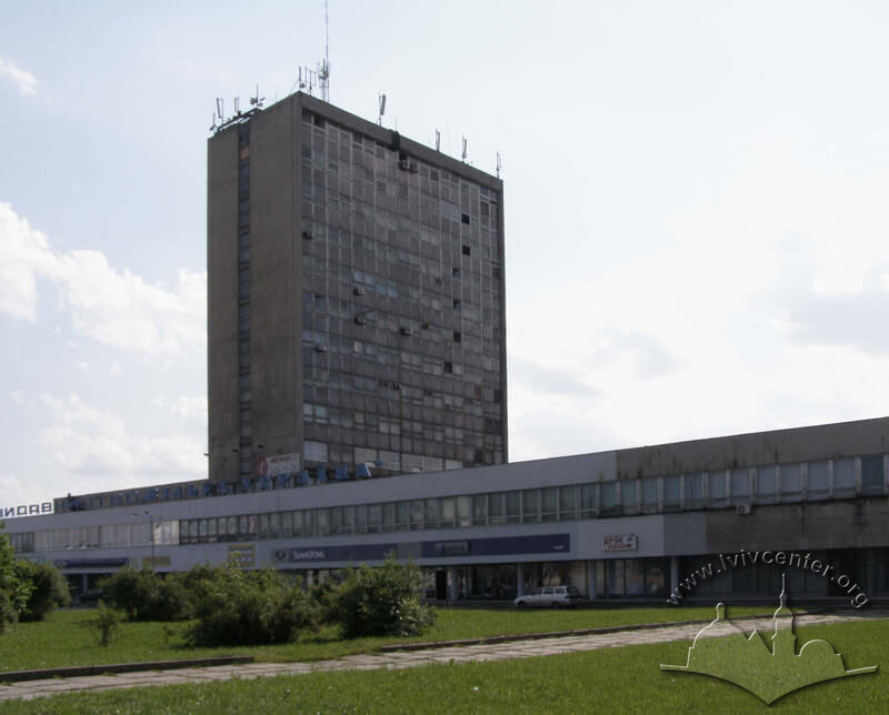 Вул. В. Великого, 2. Вигляд комбінату з вул. Стрийської.