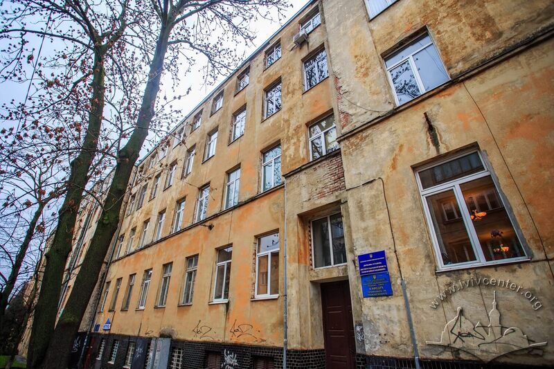 Вул. Генерала Чупринки, 45. Вхід до будинку з головного фасаду