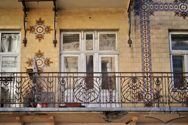 Вул. Курбаса, 5. Фрагмент фасаду в рівні 2-го поверху