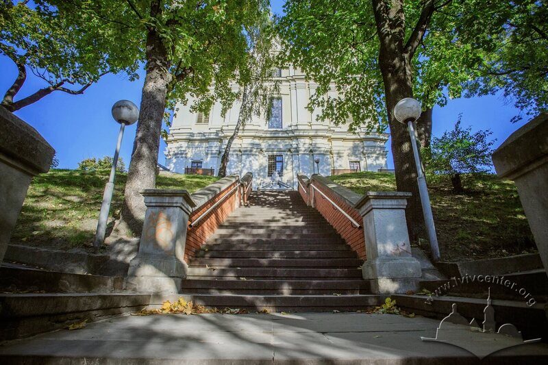 Вул. Винниченка, 22. Сходи від вул. Винниченка до храму на пагорбі