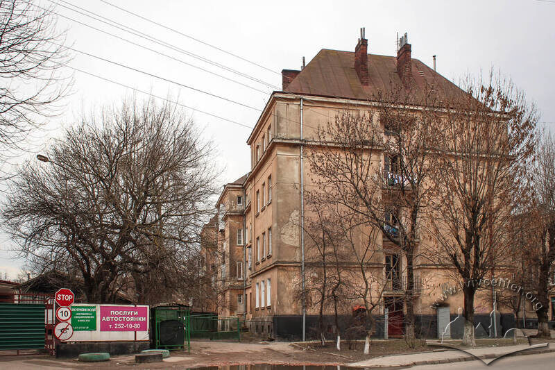 Вул. Донецька, 1. Житловий будинок, зліва від нього – брама-в'їзд на територію колишнього закладу очищення міста