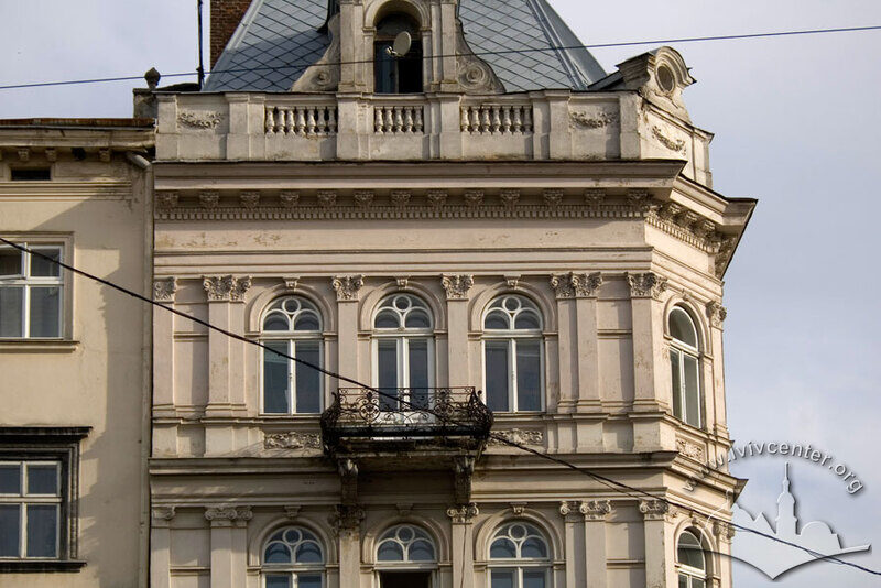Вул. Галицька, 1. Фрагмент головного фасаду в рівні ІІІ-IV-го поверхів і аттика
