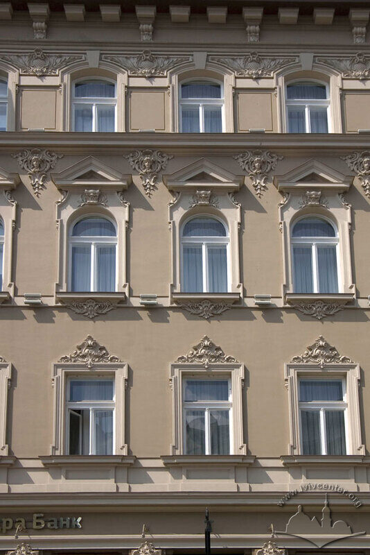 Просп. Шевченка, 28. Фрагмент східного фасаду