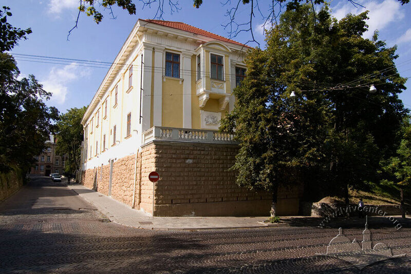 Вул. Бібліотечна, 2. Вигляд будинку з пл. Шашкевича