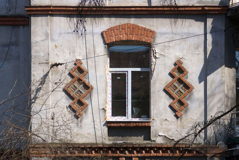 Вул. Котляревського, 4. Вікно 2-го поверху