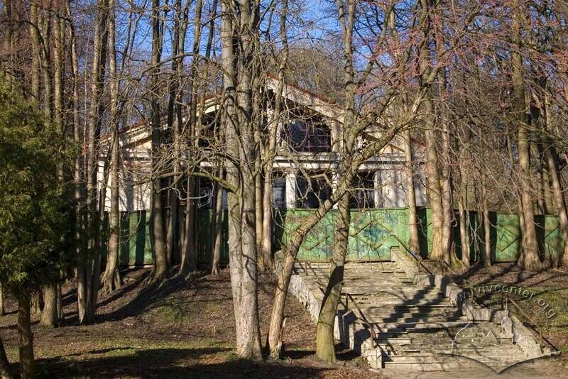 Вул. Вітовського, 43а (територія Парку Культури) - Вигляд на головний фасад колишнього кінотеатру