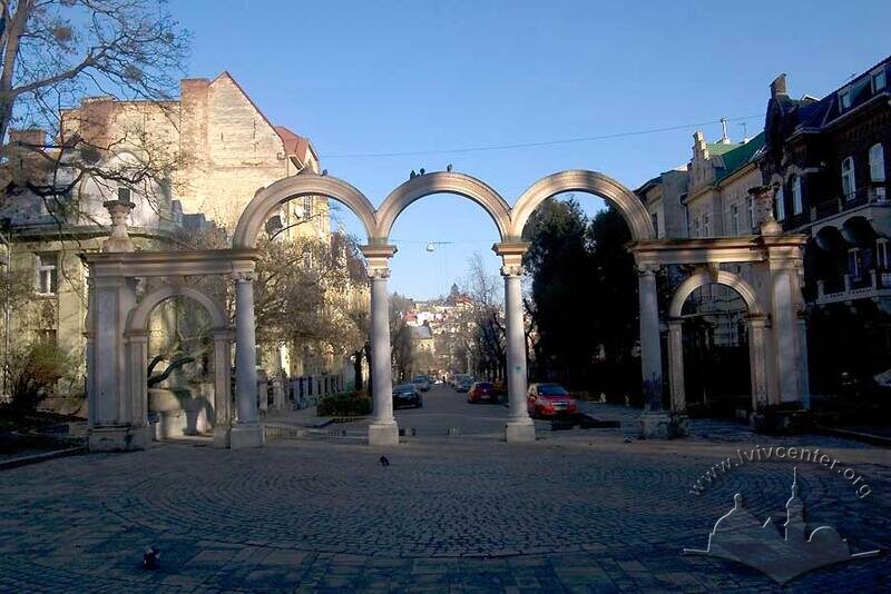 Стрийський парк, аркада головного входу і перспектива вул. Паркової.