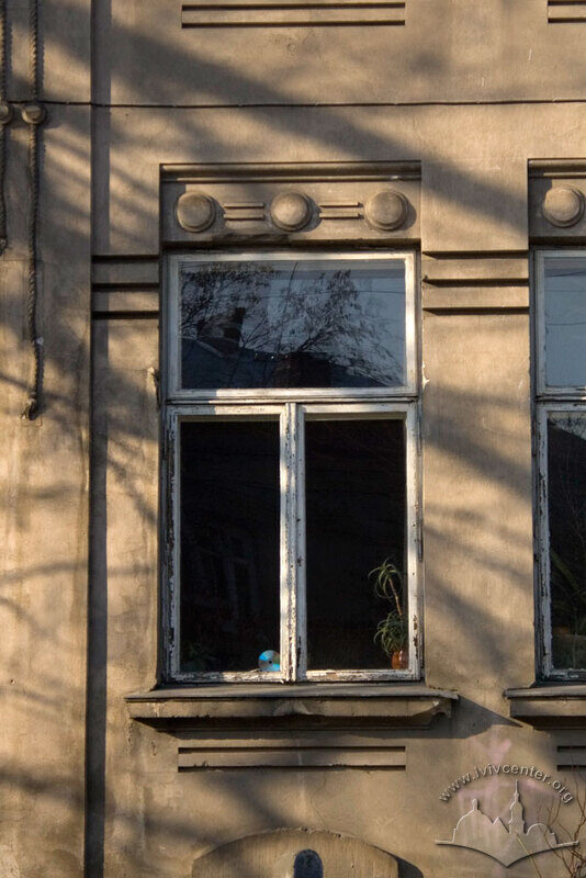 Вул. Котляревського, 16. Вікно 1-го поверху