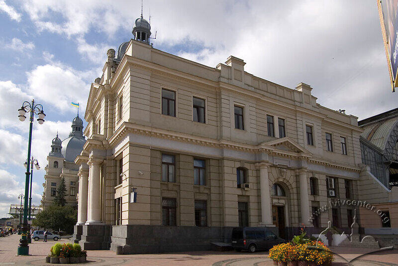 Пл. Двірцева, 1. Північно-східний фасад