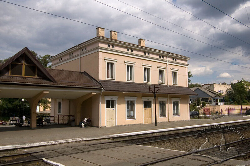Вул. Огіркова, 2. Станція "Підзамче"