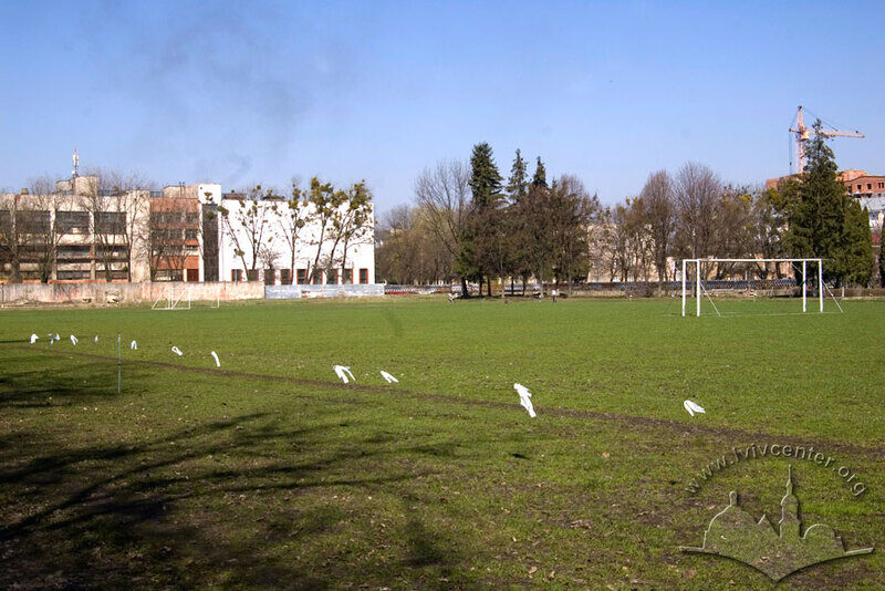 Вул. Патона, 1. Вигляд стадіону з півдня