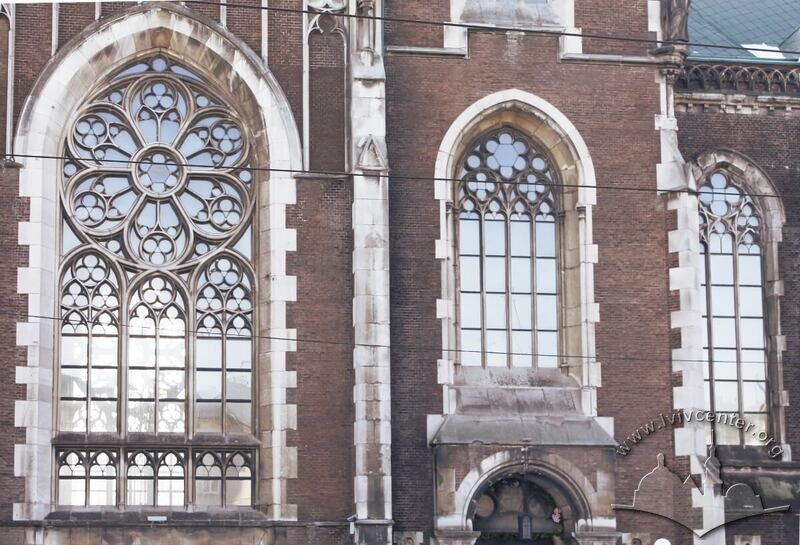 Пл. Кропивницького, 1. Фрагмент північного фасаду. Зліва - вікно трансепту