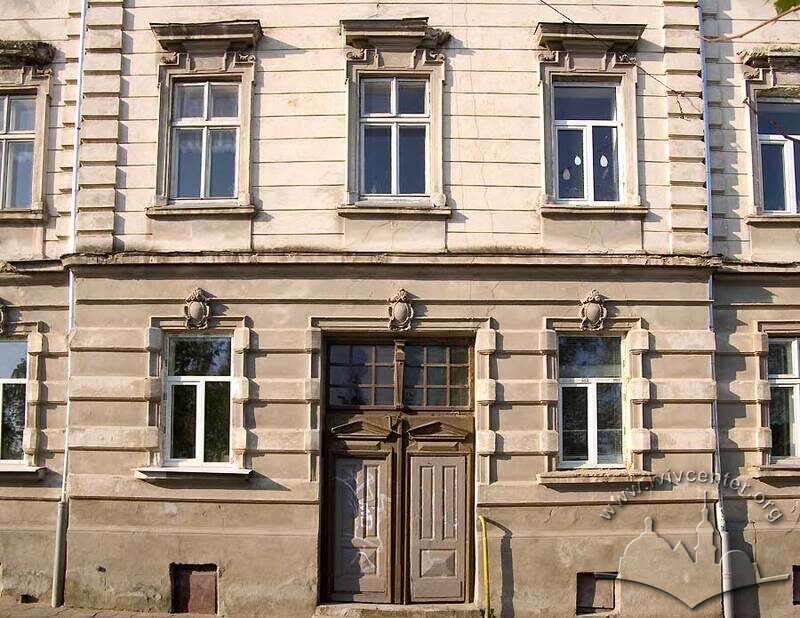 Вул. Тютюнників, 1. Будівля школи 1894 р. побудови, центральний пристінок із порталом.