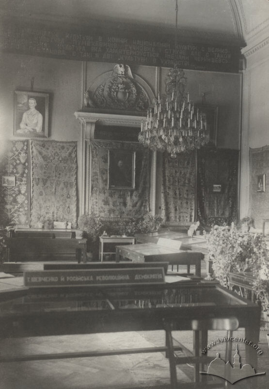 Виставка з нагоди шевченківських днів (березень 1940) в малій залі Львівського університету імені І. Франка. Джерело: ЛННБУ ім. В. Стефаника