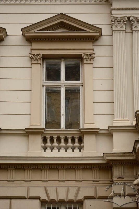 Вул. Січових стрільців, 19. Вікно 2-го поверху