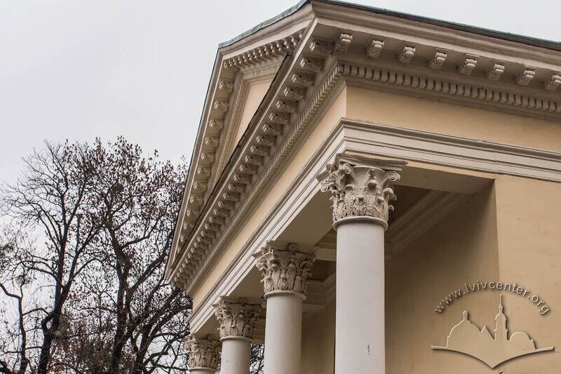 Вул. Стефаника, 2. Фрагмент портика