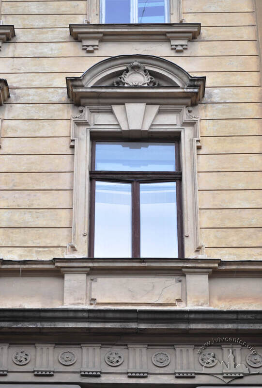 Вул. Січових стрільців, 16. Вікно 3-го поверху