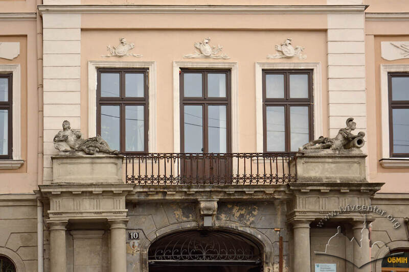 Вул. Театральна, 10. Фрагмент портика