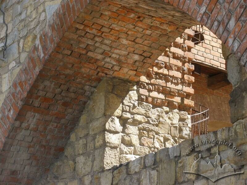 Вул. Підвальна, 5. Готична арка при Високому мурі. Реконструкція готичної цегли.