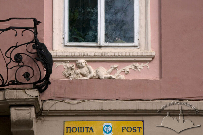 Пл. Ринок, 43. Ліпний декор під вікнами ІІ-го поверху