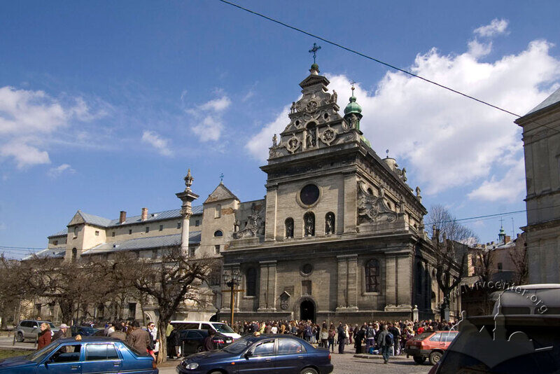 Пл. Соборна, 3. Вигляд будинків колишніх костелу і монастиря із заходу